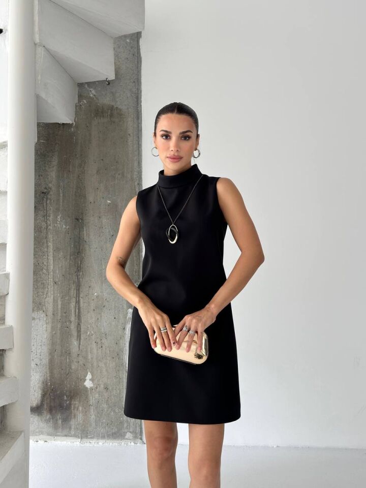 Dik Yaka Kolyeli Elbise