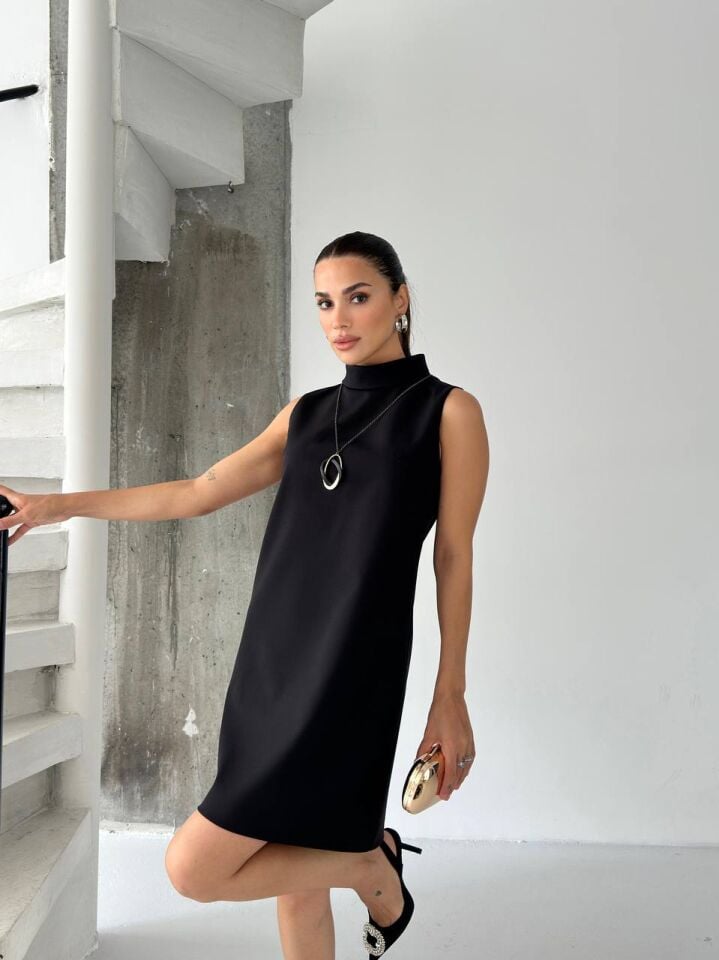 Dik Yaka Kolyeli Elbise