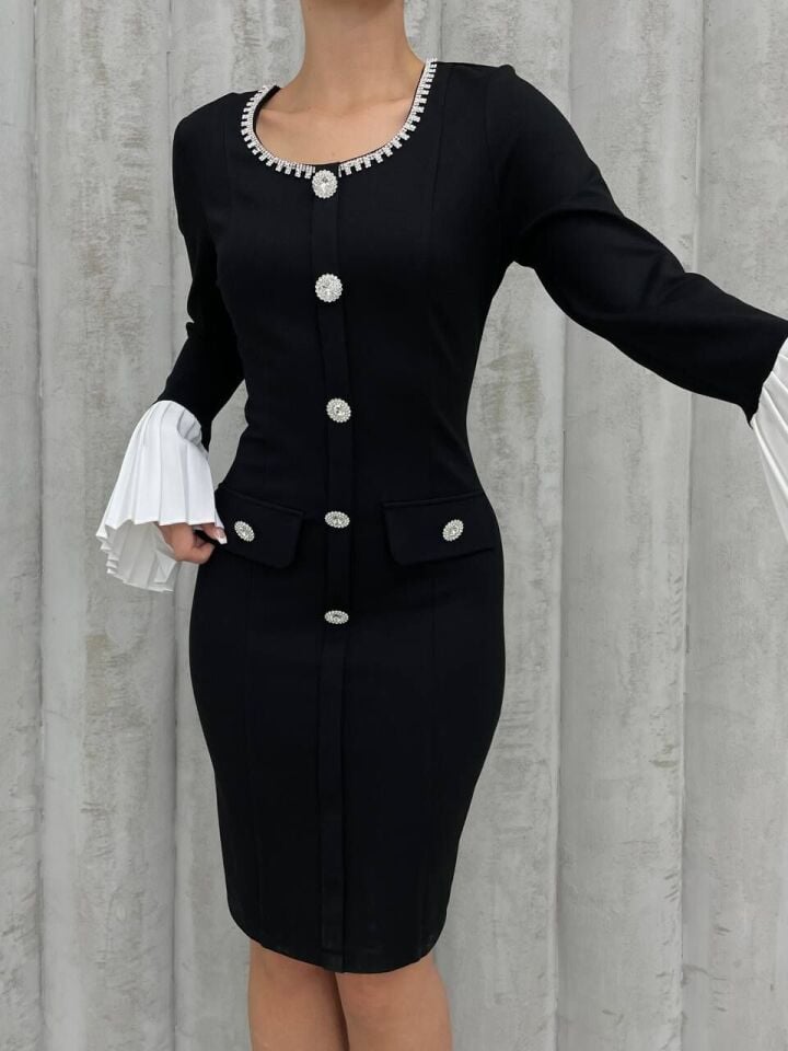 TAŞ DÜGMELİ PLİSE KOLLU ELBİSE