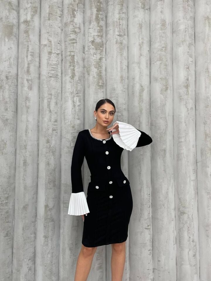 TAŞ DÜGMELİ PLİSE KOLLU ELBİSE