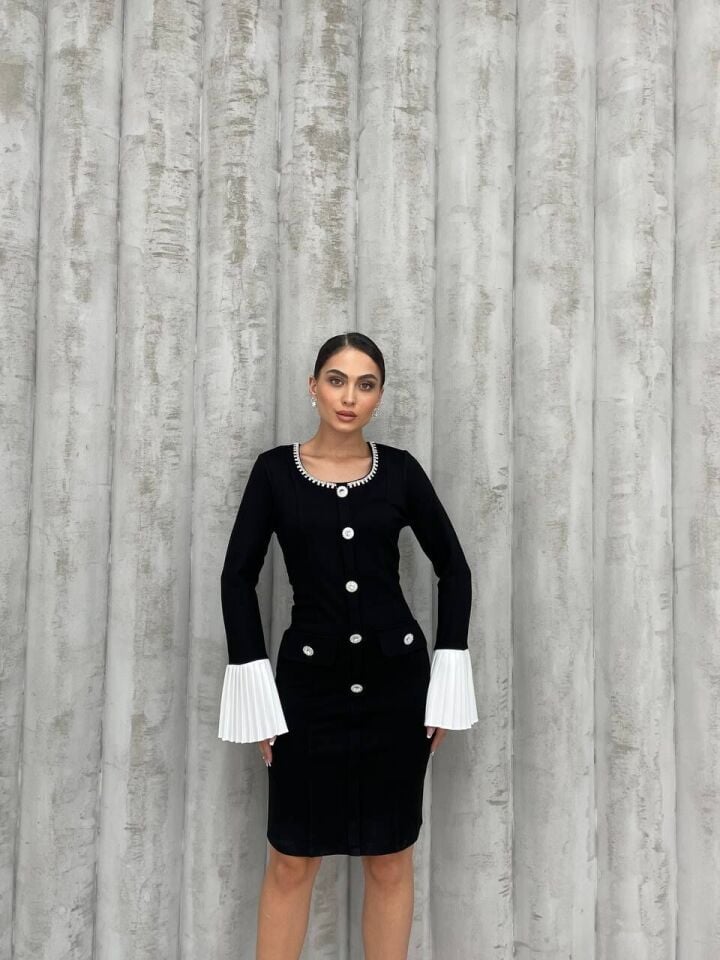 TAŞ DÜGMELİ PLİSE KOLLU ELBİSE