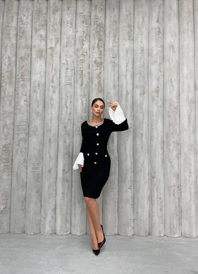 TAŞ DÜGMELİ PLİSE KOLLU ELBİSE