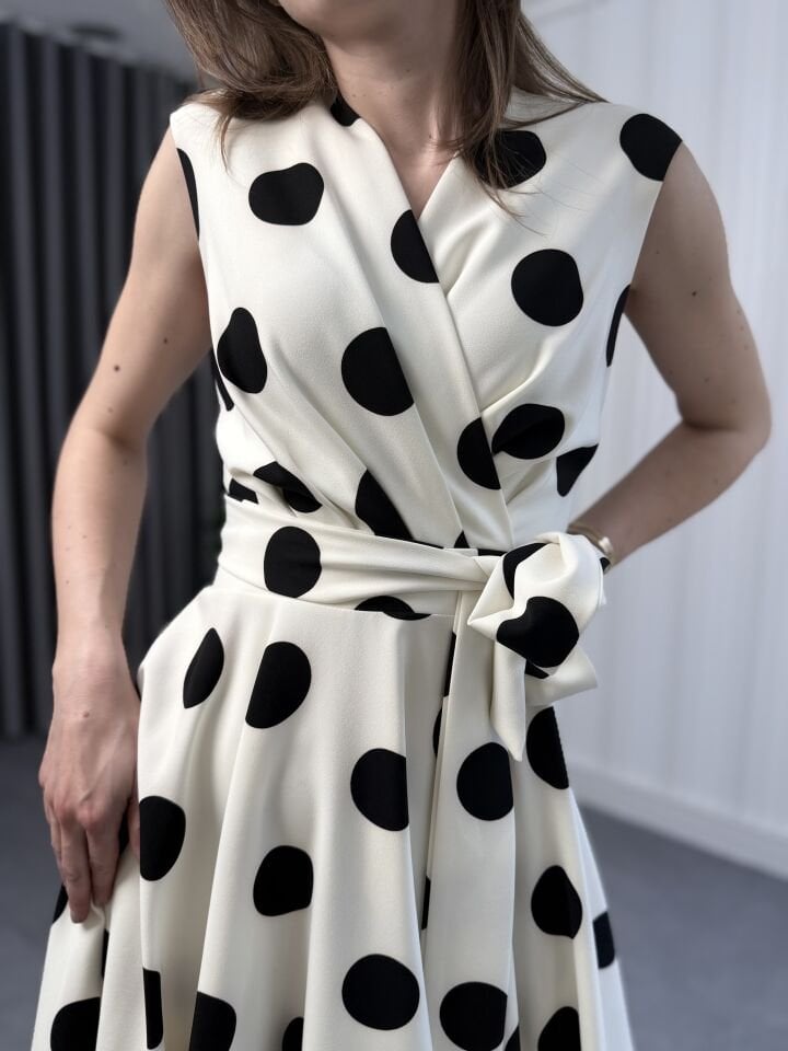 Asimetrik Kesim Puan Detaylı Elbise