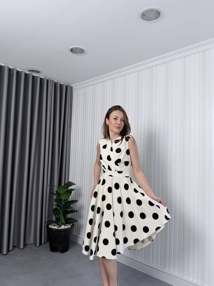 Asimetrik Kesim Puan Detaylı Elbise