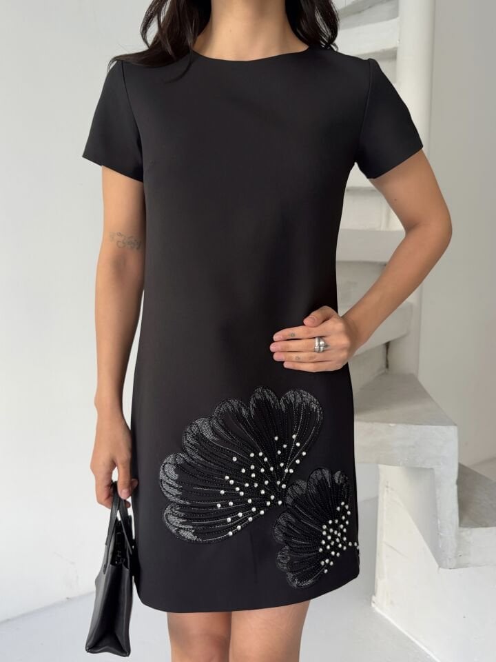 Nakış İşlemeli Elbise