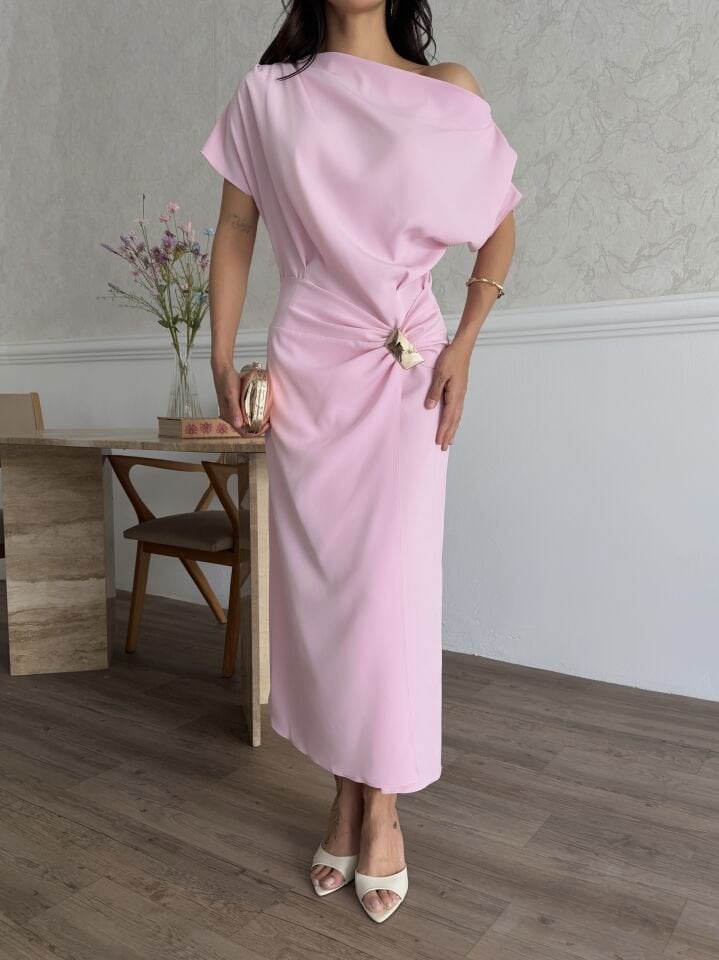 Kayık Yaka Tokalı  Elbise Pembe